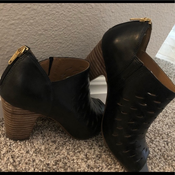 Clarks. Beautiful slits and gold zipper. Leather. - Picture 2 of 3